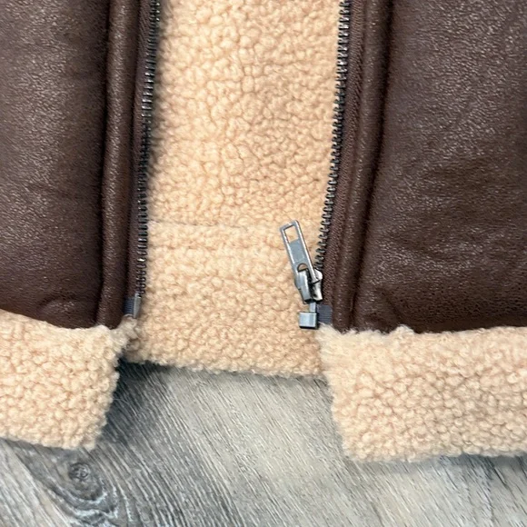 NWT Le Lis Brown Faux Shearling Zip Vest with Cream Trim xs - Picture 7 of 8